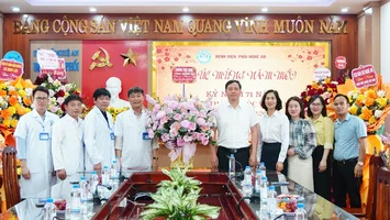Thường trực HĐND tỉnh chúc mừng một số đơn vị y tế nhân kỷ niệm 71 năm ngày Thầy thuốc Việt Nam