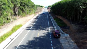 Cử tri xã Trung Lộc phản ánh tình trạng tập kết vật liệu xây dựng trên đường N5 gây mất an toàn giao thông