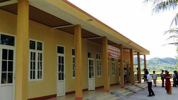 Cử tri kiến nghị xây dựng nhà công vụ cho cán bộ, công chức cấp xã và hỗ trợ kinh phí xây dựng nhà văn hóa mới cho các khối, xóm