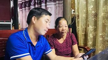 Khi người miền núi bán gà, làm du lịch bằng điện thoại thông minh