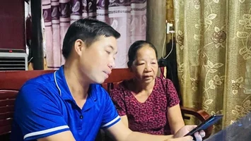 Khi người miền núi bán gà, làm du lịch bằng điện thoại thông minh