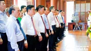 Lãnh đạo Đảng, Nhà nước, tỉnh Nghệ An dâng hương tưởng niệm Chủ tịch Hồ Chí Minh