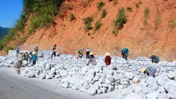 Sớm hoàn thiện phương án để tiếp tục triển khai dự án kè chống sạt lở tại bản Văng Môn