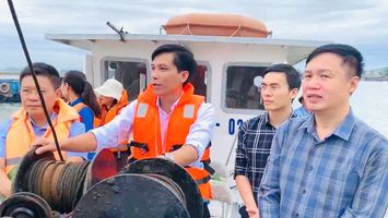 Thường trực HĐND phường Quỳnh Mai giám sát việc giải quyết kiến nghị cử tri về nuôi hàu, đăng đáy trên sông Hoàng Mai