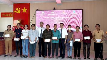 Chi hội Luật gia Văn phòng Đoàn ĐBQH và HĐND tỉnh Nghệ An tổ chức tuyên truyền, phổ biến pháp luật và trao quà an sinh xã hội tại xã Châu Tiến