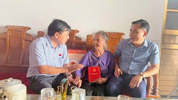 Phó Chủ tịch HĐND tỉnh Nguyễn Như Khôi thăm, tặng quà các gia đình chính sách tại các xã Vân Tụ, Vân Du