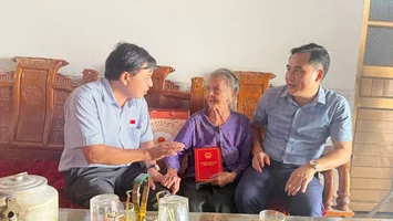 Phó Chủ tịch HĐND tỉnh Nguyễn Như Khôi thăm, tặng quà các gia đình chính sách tại các xã Vân Tụ, Vân Du