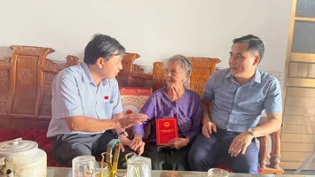 Phó Chủ tịch HĐND tỉnh Nguyễn Như Khôi thăm, tặng quà các gia đình chính sách tại các xã Vân Tụ, Vân Du