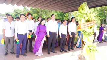 Hành trình tri ân trên "đất lửa" Quảng Trị: Khúc tráng ca bất tử của khát vọng hòa bình
