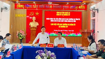 Đồng chí Ủy viên Ban Thường vụ Tỉnh ủy Chu Thế Huyền và đồng chí Ủy viên Ban chấp hành Đảng bộ tỉnh Bùi Duy Sơn nắm bắt tình hình thực tế và làm việc tại xã Mường Típ