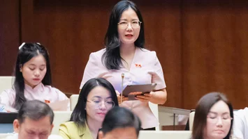 Đại biểu Nguyễn Thị Minh Tú đề nghị minh bạch cấp băng tần, giảm thủ tục, rõ cơ chế chia sẻ hạ tầng viễn thông