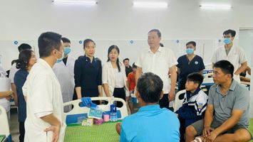 Gỡ "nút thắt" y tế cơ sở từ tự chủ tài chính đến bài toán "chảy máu chất xám"