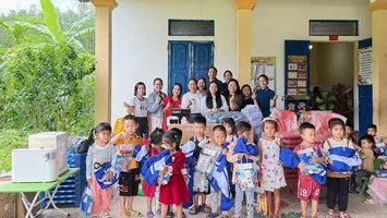 Người kết nối những trái tim yêu thương về với bản làng