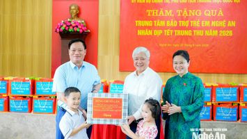 Phó Chủ tịch Thường trực Quốc hội Đỗ Văn Chiến thăm, tặng quà Trung thu tại Trung tâm Bảo trợ trẻ em Nghệ An