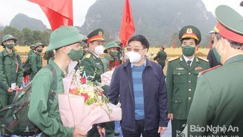Phó Bí thư Thường trực Tỉnh ủy Nguyễn Văn Thông dự lễ giao, nhận quân tại huyện Con Cuông