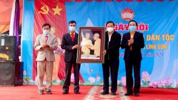 Phó Chủ tịch Thường trực UBND tỉnh Lê Hồng Vinh chung vui Ngày hội Đại đoàn kết tại huyện Anh Sơn