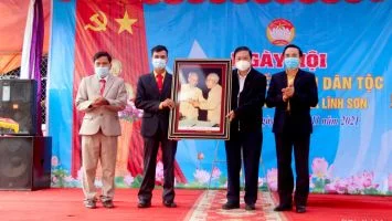 Phó Chủ tịch Thường trực UBND tỉnh Lê Hồng Vinh chung vui Ngày hội Đại đoàn kết tại huyện Anh Sơn