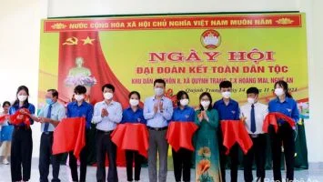 Phó Trưởng đoàn Đại biểu Quốc hội tỉnh dự ngày hội Đại đoàn kết ở thị xã Hoàng Mai