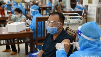 Người tiêm đủ liều cơ bản từ 3 tháng trở lên được phép tiêm vắc-xin mũi 3
