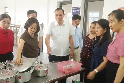 Giám sát hoạt động của các trường sau sắp xếp và công tác bán trú tại xã Quan Thành