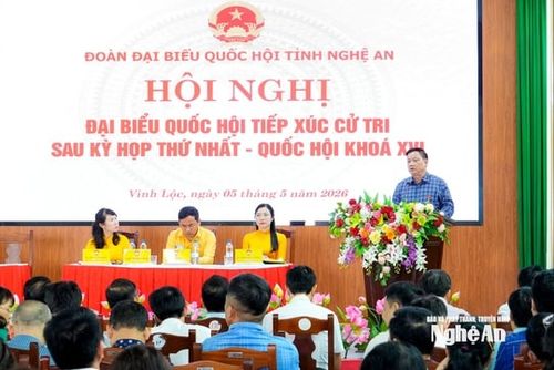 Giám đốc Học viện Chính trị Quốc gia Hồ Chí Minh và Bí thư Tỉnh ủy Nghệ An tiếp xúc cử tri phường Vinh Lộc