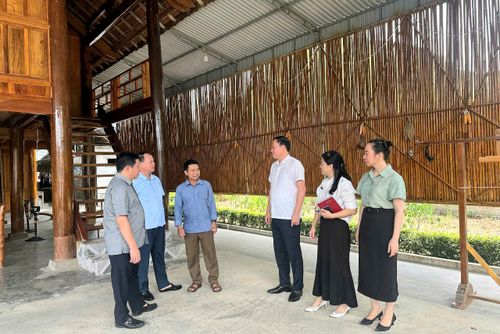 Ban Văn hóa - Xã hội HĐND tỉnh khảo sát các điểm du lịch cộng đồng tại xã Con Cuông và xã Môn Sơn