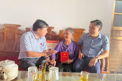 Phó Chủ tịch HĐND tỉnh Nguyễn Như Khôi thăm, tặng quà các gia đình chính sách tại các xã Vân Tụ, Vân Du