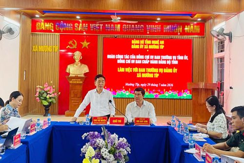 Đồng chí Ủy viên Ban Thường vụ Tỉnh ủy Chu Thế Huyền và đồng chí Ủy viên Ban chấp hành Đảng bộ tỉnh Bùi Duy Sơn nắm bắt tình hình thực tế và làm việc tại xã Mường Típ