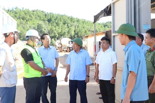 Đoàn công tác của đồng chí Dương Đình Chỉnh khảo sát, làm việc tại xã Hải Lộc