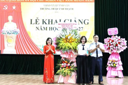 Đồng chí Thái Thị An Chung, Phó Trưởng Đoàn ĐBQH tỉnh dự Lễ khai giảng tại Trường Tiểu học Quỳnh Thạch