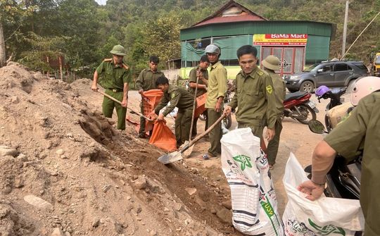 Nghệ An vận chuyển vật liệu xây nhà cho người dân
