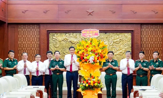 Tỉnh Nghệ An chúc mừng Bộ Tư lệnh Quân khu 4 nhân kỷ niệm 81 năm ngày truyền thống