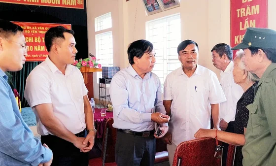 Phó Chủ tịch HĐND tỉnh Nguyễn Như Khôi dự Lễ kết nạp Đảng viên và dự sinh hoạt tại Chi bộ Yên Thịnh thuộc Đảng ủy xã Vân Du