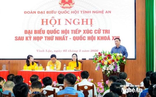 Giám đốc Học viện Chính trị Quốc gia Hồ Chí Minh và Bí thư Tỉnh ủy Nghệ An tiếp xúc cử tri phường Vinh Lộc