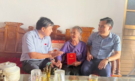 Phó Chủ tịch HĐND tỉnh Nguyễn Như Khôi thăm, tặng quà các gia đình chính sách tại các xã Vân Tụ, Vân Du