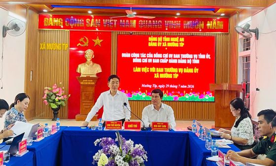 Đồng chí Ủy viên Ban Thường vụ Tỉnh ủy Chu Thế Huyền và đồng chí Ủy viên Ban chấp hành Đảng bộ tỉnh Bùi Duy Sơn nắm bắt tình hình thực tế và làm việc tại xã Mường Típ