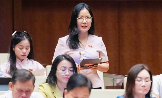 Đại biểu Nguyễn Thị Minh Tú đề nghị minh bạch cấp băng tần, giảm thủ tục, rõ cơ chế chia sẻ hạ tầng viễn thông