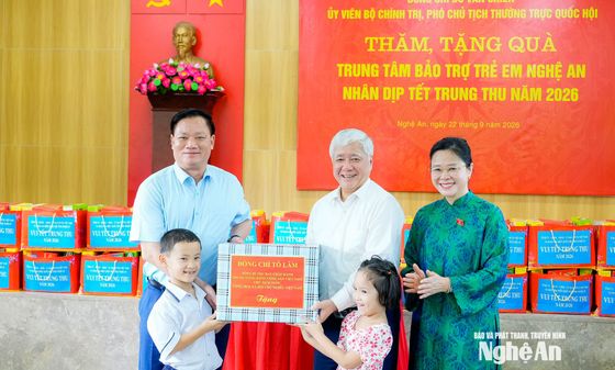 Phó Chủ tịch Thường trực Quốc hội Đỗ Văn Chiến thăm, tặng quà Trung thu tại Trung tâm Bảo trợ trẻ em Nghệ An