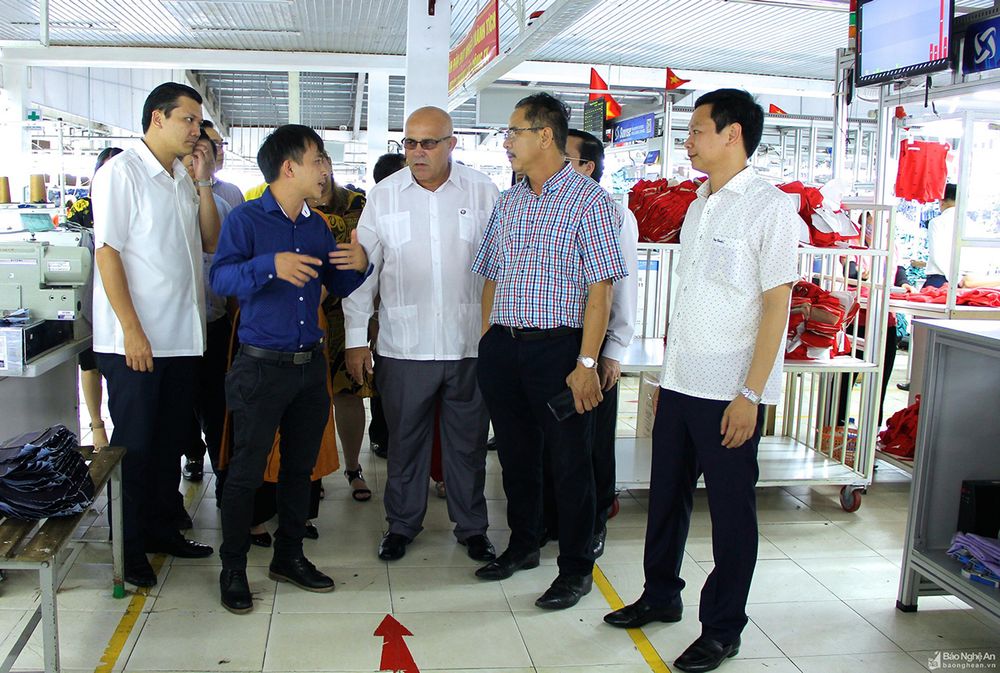 doan-dai-bieu-cap-cao-uy-ban-bao-ve-cach-mang-cuba-tham-xuong-may-cua-cong-ty-cp-may-minh-anh-kim-lien-khu-cong-nghiep-bac-vinh.jpg