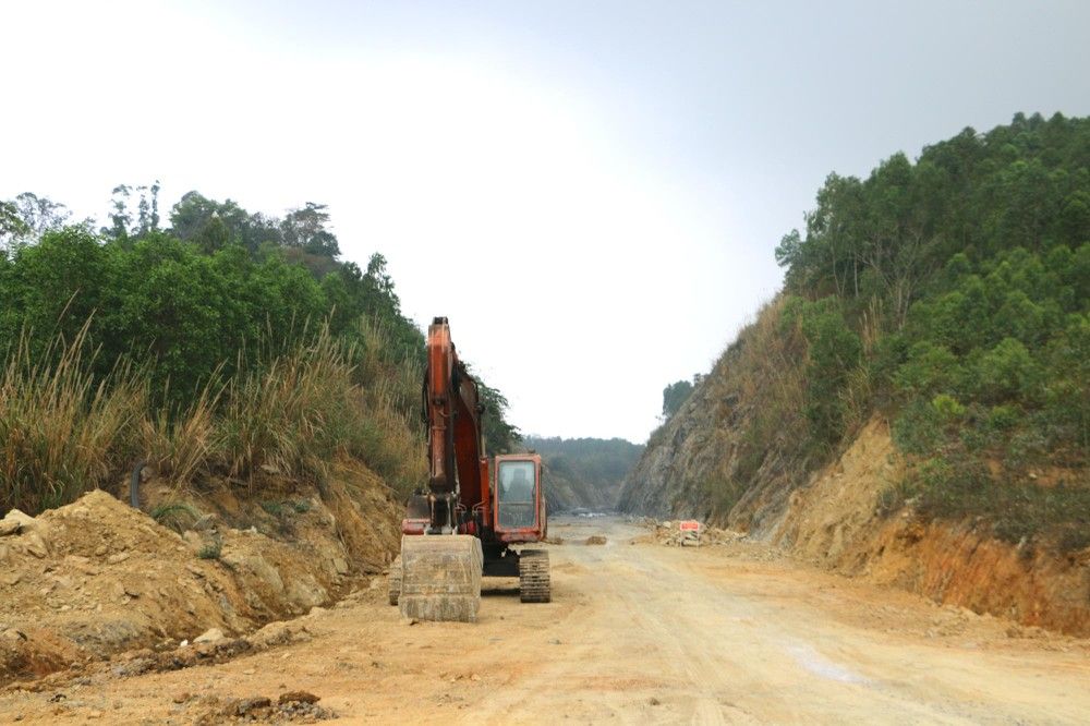 duong-noi-kcn-hoang-mai-2-va-nha-may-xi-mang-tan-thang-do-bi-vuong-ve-den-bu-nen-tien-do-thi-cong-kha-cham-9516.jpg