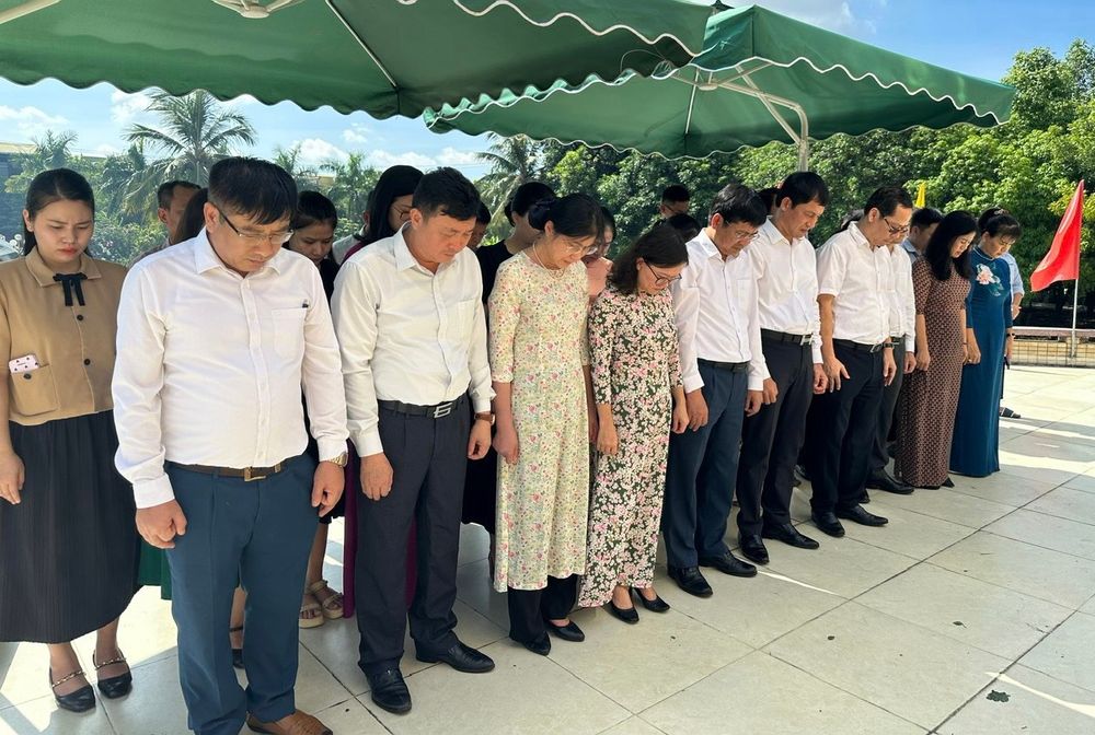 co-quan-van-phong-doan-dbqh-va-hdnd-tinh-dang-huong-tai-nghia-trang-liet-si-thanh-pho-vinh--n1.jpg