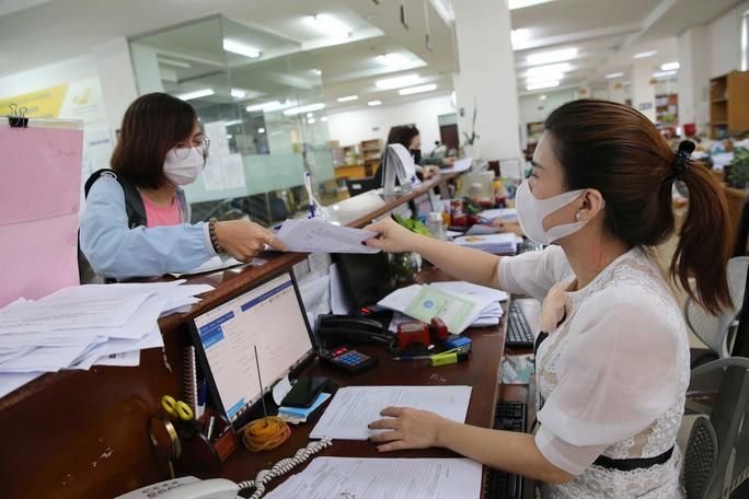 nguoi-dan-lam-thu-tuc-tai-bhxh-tp-anh-hoang-trieu20-1628054857576412067065_20211228105217--n1.jpg