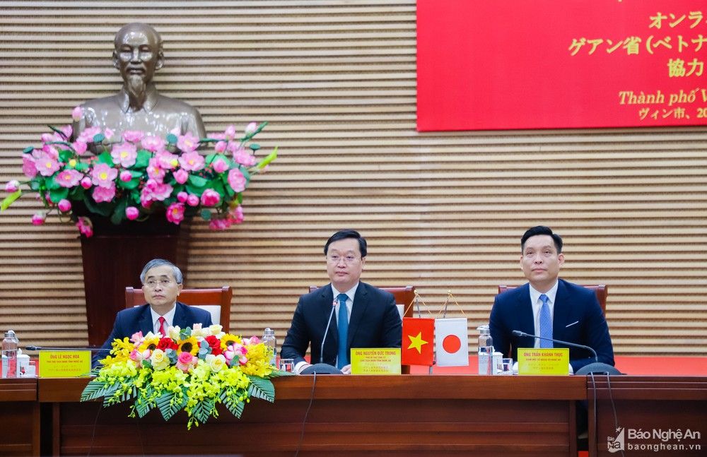 bna_cac_dong_chi_chu_tri_hoi_nghi_6257150_1412022.jpg