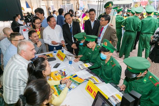 khao_sat_vi_tri_viec_lam_tai_cac_ban_giao_dich_3301573_412022--n1.jpg