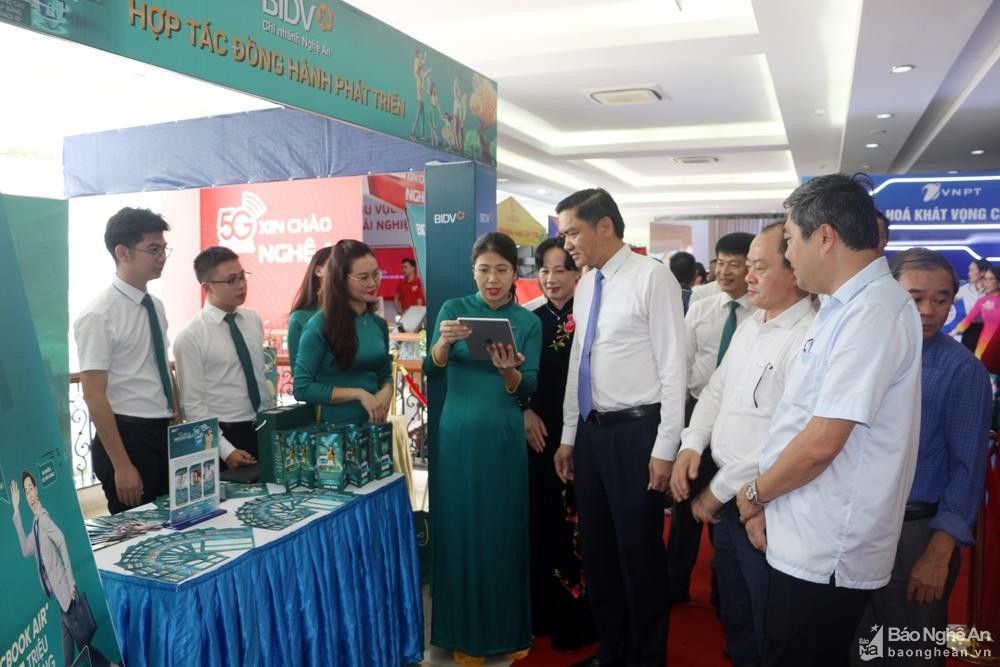 bna-dong-chi-hoang-nghia-hieu-tham-gian-hang-vnpt-nghe-an-5460.jpg