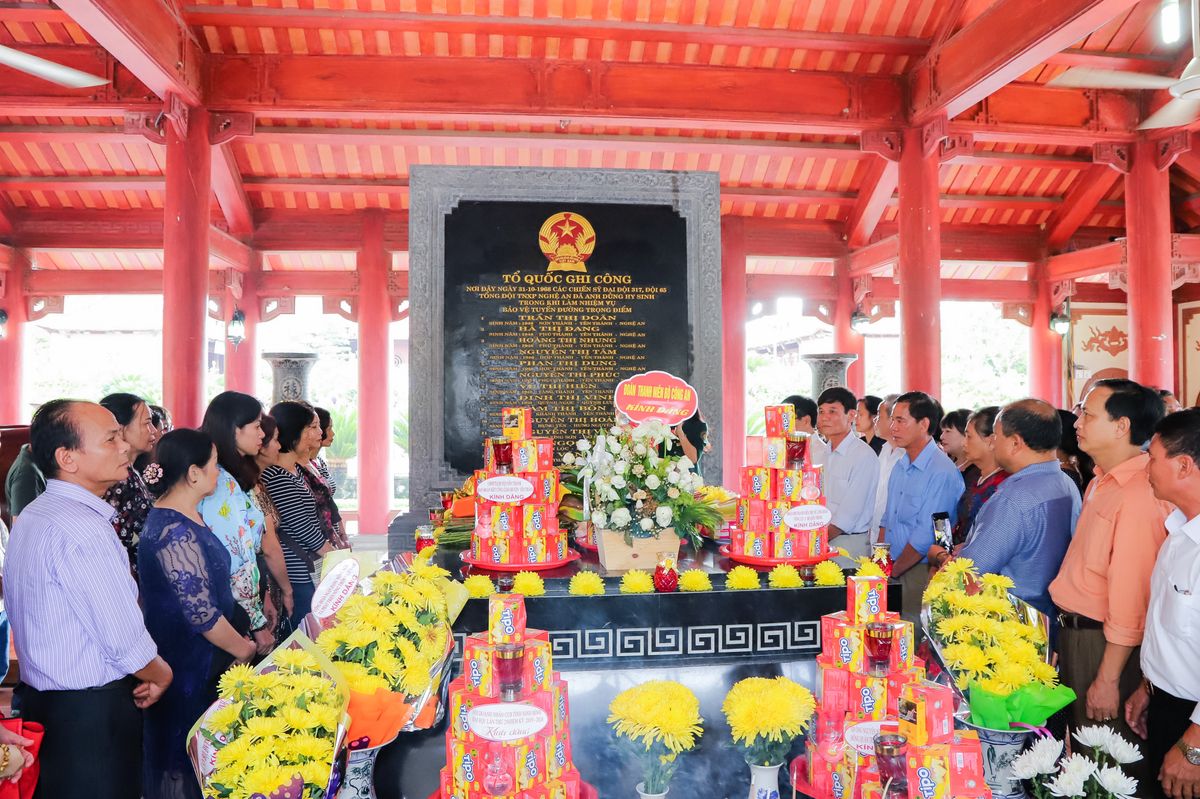 3--Du-khach-ve-tham-Truong-Bon-lang-minh-khi-nghe-thuyet-minh-ve-su-hy-sinh--anh-dung-cua-cac-anh-hung-liet-si-tren-toa-do-lua-nay.jpg