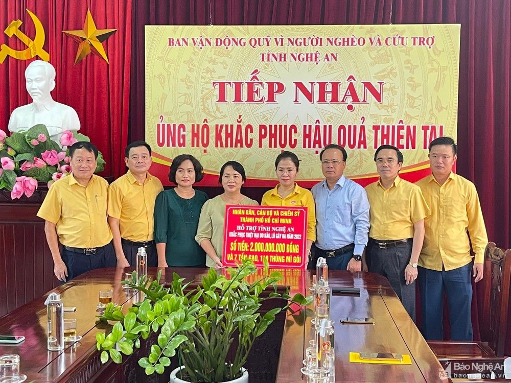 bna-trao-tang-anh-thu-huong-9908.jpg