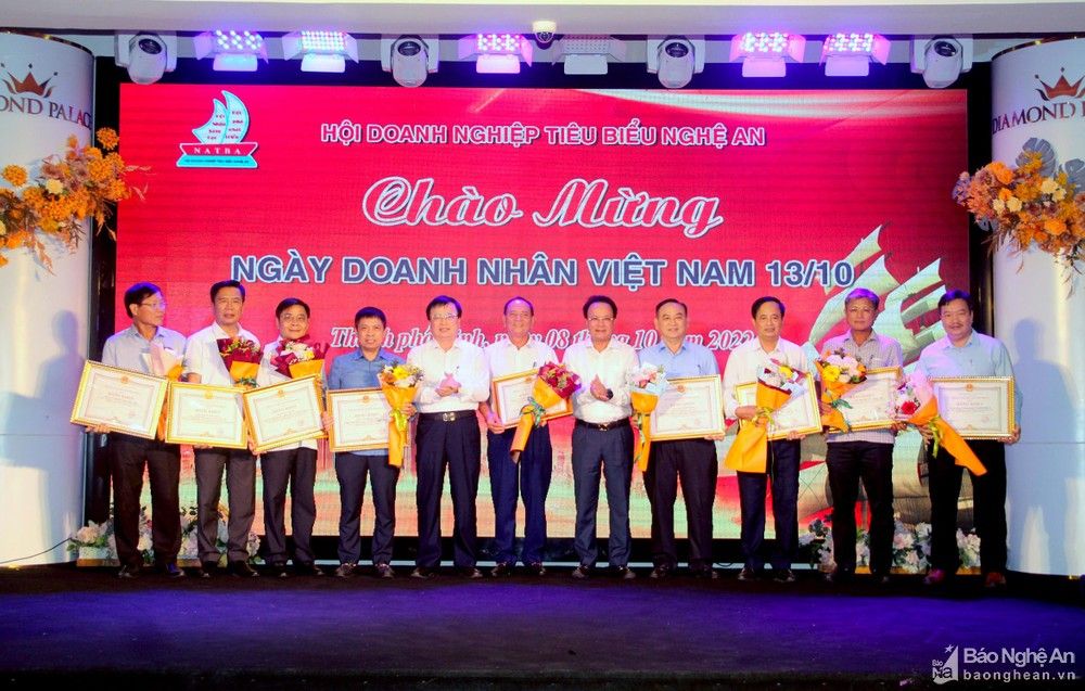 bna-lanh-dao-tinh-tang-bang-khen-cua-chu-tich-ubnd-tinh-cho-4-tap-the-va-5-ca-nhan-da-co-thanh-tich-trong-phong-trao-thi-dua-lao-dong-san-xuat-kinh-doanh-nam-2021-anh-quang-an-7222--n1.jpg