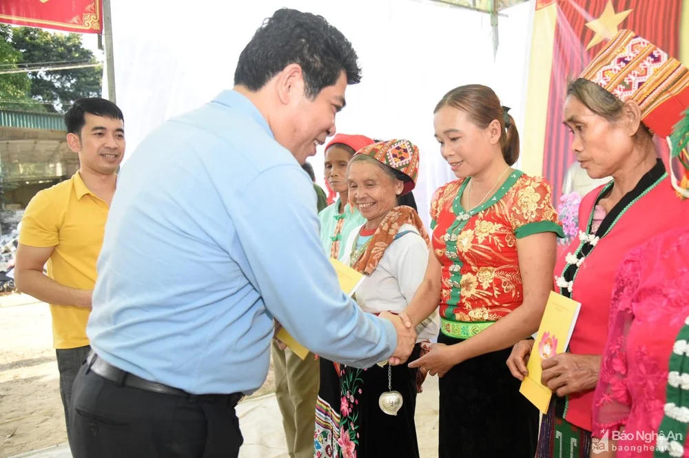 bna-tang-qua-ho-ngheo-4861.jpg