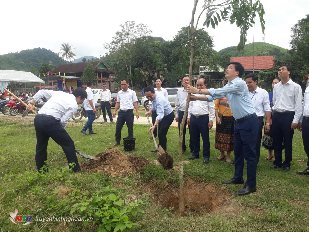 cac_dai_bieu_trong_cay_luu_niem_tai_ban_phuc_20221118124450.jpg
